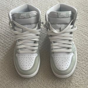 WMNS AIR JORDAN 1 HIGH OG seafoam-white-healing orange